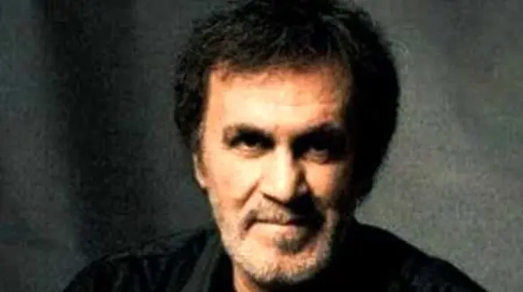 دانلود آهنگ غمگین حبیب به نام هیچوقت برام حرفی نداری / باید بمونم اینجا شاید یه روز بیایی بینی ...