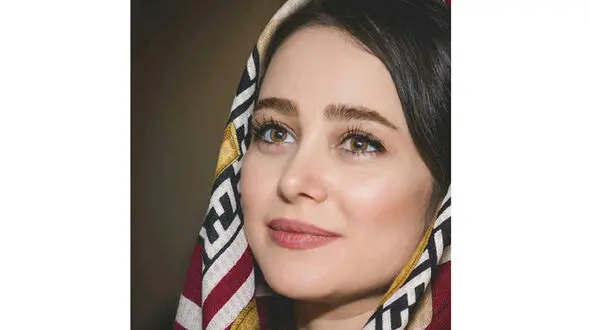 مادر الناز حبیبی سوئدی از آب درآمد / عکس جذاب مادر این بازیگر را ببینید!