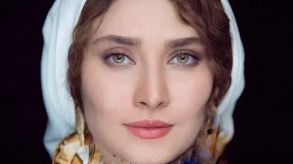 عکس های  دکوراسیون جذاب خانه مجردی ساناز سعیدی بازیگر چشم رنگی با قاب عکس نقاشی خودش / تنها در سرزمینی جوان میمانی که در آن عاشق شده ای