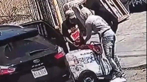 ببینید / سرقت چند جوان از مرد بستنی فروش در کالیفرنیا + فیلم