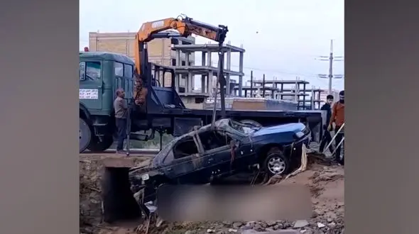 فیلم گرفتار شدن پژو آردی در سیلاب رودخانه قشلاق – طرزیلو !