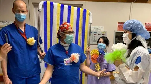 مراسم ازدواج 2 پزشک آمریکایی در قلب کرونا 