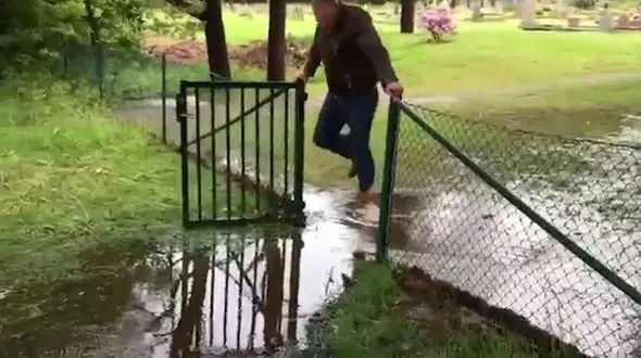 حرکت مضحک یک مرد برای عبور از آبگرفتگی  + فیلم