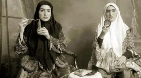 چرا در دوران مشروطه زنان ابروهای خود را لنگه به لنگه رنگ می‌ کردند؟