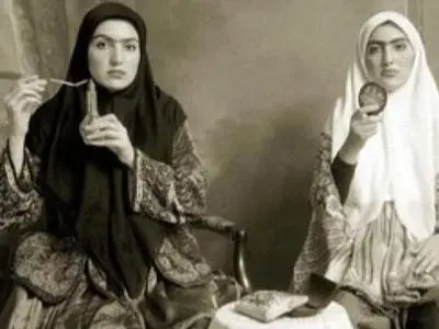 چرا در دوران مشروطه زنان ابروهای خود را لنگه به لنگه رنگ می‌ کردند؟