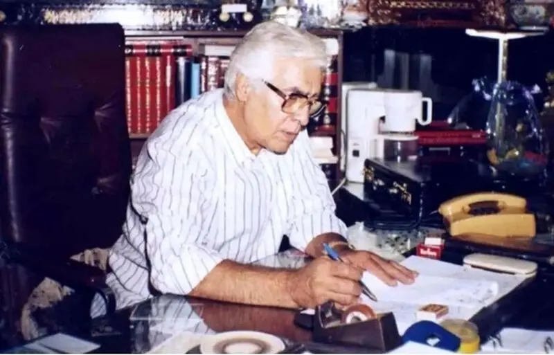 زنده یاد فردین در مغازه فرش فروشی خودش