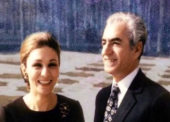 سفر به ایام قدیم سال 1357 / شاه و فرح با فرار از ایران  رفتن مراکش و داخل یک کاخ قد می زنن !+ عکس