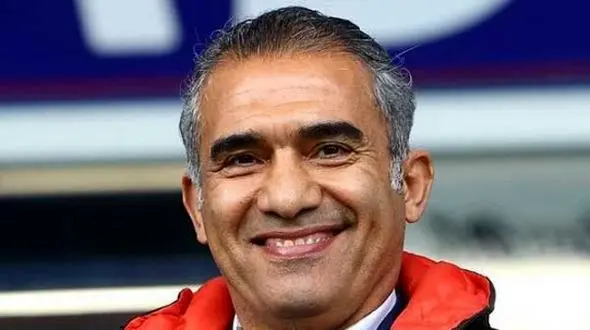 حیاط باصفا، سرسبز و دلباز احمدرضا عابدزاده دروازه بان افسانه ای تیم ملی +عکس/ آدم اینجا اصلا پیر نمیشه