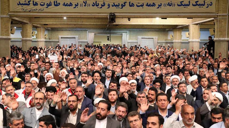 رهبر معظم انقلاب اسلامی حضرت آیت الله خامنه ای امروز( دوشنبه ) 17 اردیبهشت 1403 در دیدار مسئولان و کارگزاران حج و جمعی از زائران بیت الله الحرام