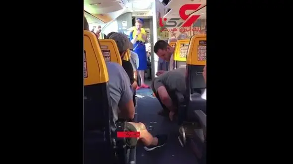 حرکات خنده دار خانم مهماندار هواپیما هنگام پرواز + تصویر