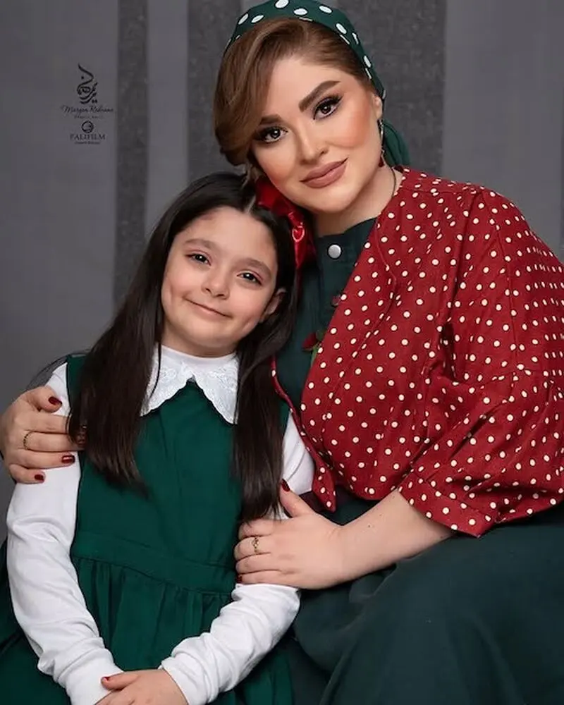 عاطفه فلاحی و دخترش