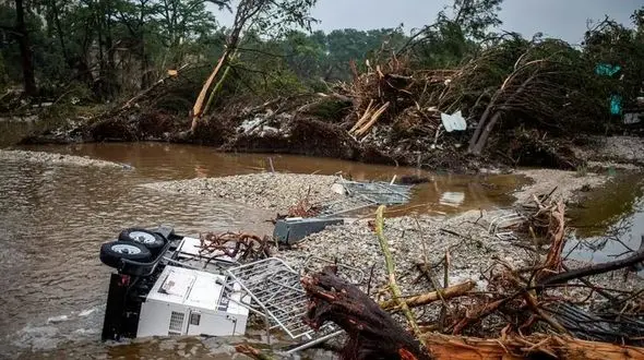 فیلم موج مرگبار سیل در تگزاس / سیل سهمگین همچنان جان می گیرد