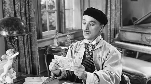 چارلی چاپلین: برای اولین بار در هتلی مجلل اقامت کردم، لباسی خوش‌دوخت پوشیدم و عصایی به دست گرفتم