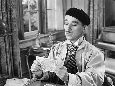 چارلی چاپلین: برای اولین بار در هتلی مجلل اقامت کردم، لباسی خوش‌دوخت پوشیدم و عصایی به دست گرفتم