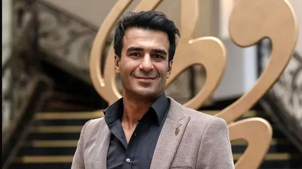 جدید ترین عکس یوسف تیموری با پدر و مادرش/آقای بازیگر چقدر چهرش با سبیل تغییر کرده !