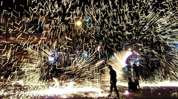 انداختن ترقه داخل ماشین پلیس 7 تن را مجروح کرد / کوتاه از هر آنچه در شب چهارشنبه سوری  در تهران و شهرهای کشور رخ داد+عکس و فیلم