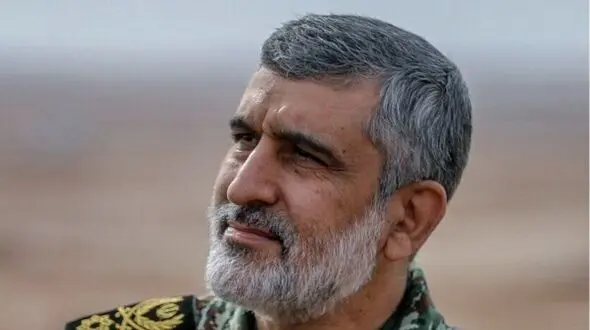 عکس /  سفر در زمان؛ چهره جوان «سردار حاجی زاده با لباس سپاه در کنار صیاد شیرازی» در جبهه؛ دهه 60