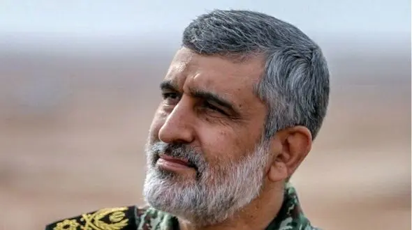 عکس /  سفر در زمان؛ چهره جوان «سردار حاجی زاده با لباس سپاه در کنار صیاد شیرازی» در جبهه؛ دهه 60