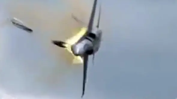 لحظه بیرون پریدن خلبان از جت جنگی قبل از سقوط + فیلم