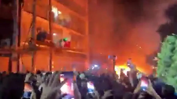 فیلم آشوب در پایتخت بنگلادش و آتش سوزی ساختمان روزنامه