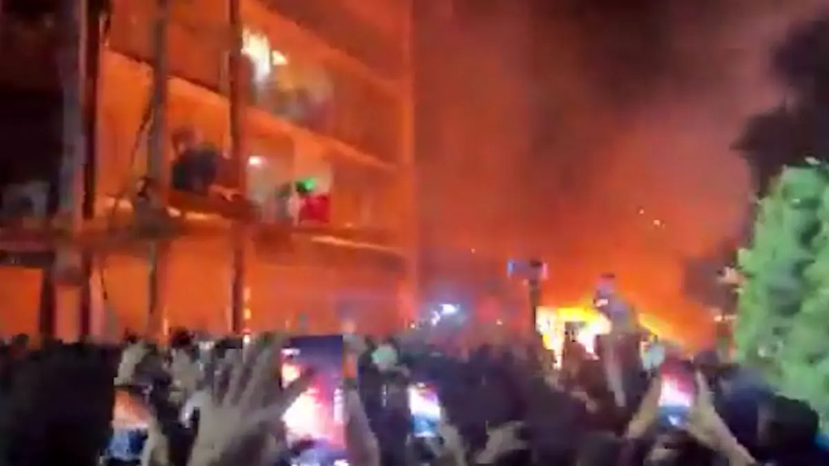 فیلم آشوب در پایتخت بنگلادش و آتش سوزی ساختمان روزنامه