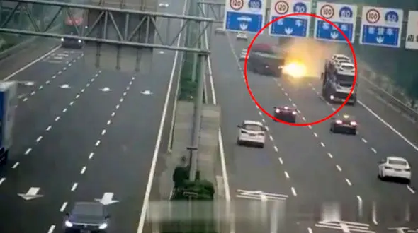 فیلم وحشت آور از انفجار هولناک کامیون وسط بزگراه / ببینید