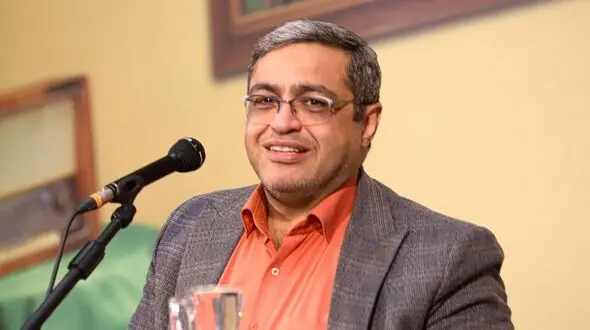 فیلم / کاش آقایون این حرف سعید عزیزی رو زودتر یاد بگیرن؛ خوش‌بحال آقایی که پیام عاشقانه‌اش رو بچه‌اش تو گوشی مامانش بخونه، عجیجم، عجقم بابا بلاعه‌ / خانم 37 بار میخونه میگه منو میه هااا
