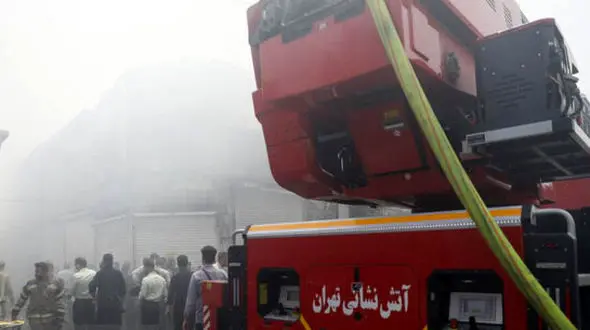 فوری / آتش سوزی انبار چسب در یک قدمی بازار تهران + عکس و جزییات