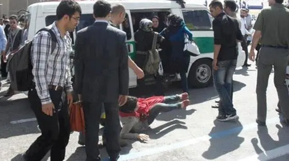 رفتار پلیس باعث شد لباس دختر نوجوان کنار برود /  ارشاد گشت پلیس+ فیلم و عکس 