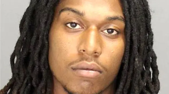 وقتی چراغ اتاقم را روشن کردم  پسرعمویم بدون لباس از زیر تختخواب بیرون آمد! + عکس