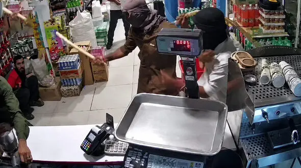 فیلم لحظه حمله مردان قداره کش به هایپرمارکت در خواف خراسان / فیلم حاوی صحنه های دلخراش است