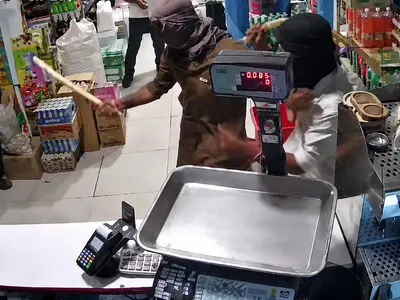 فیلم لحظه حمله مردان قداره کش به هایپرمارکت در خواف خراسان / فیلم حاوی صحنه های دلخراش است