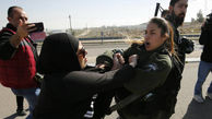 عکس درگیری یک شیرزن با سرباز کفتار صفت