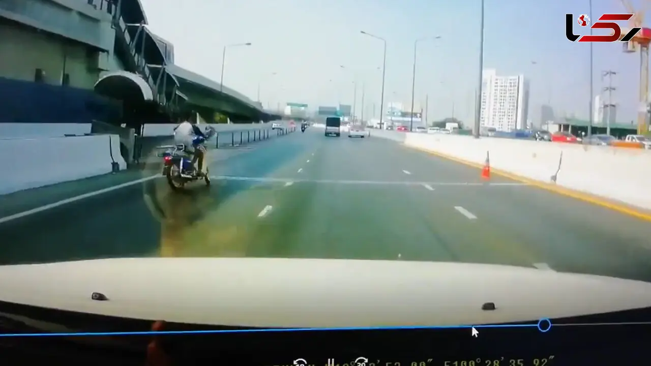 مرگ دردناک موتورسوار هنگام سبقت در بزرگراه + فیلم