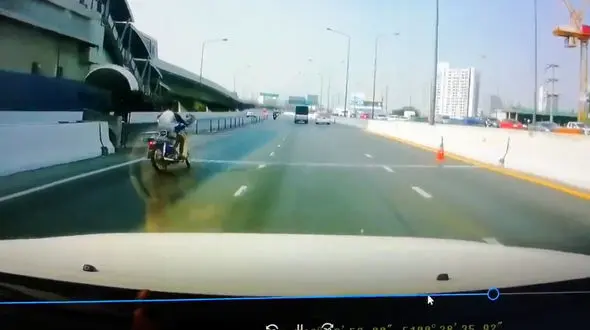 مرگ دردناک موتورسوار هنگام سبقت در بزرگراه + فیلم