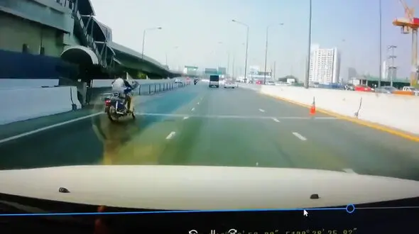 مرگ دردناک موتورسوار هنگام سبقت در بزرگراه + فیلم