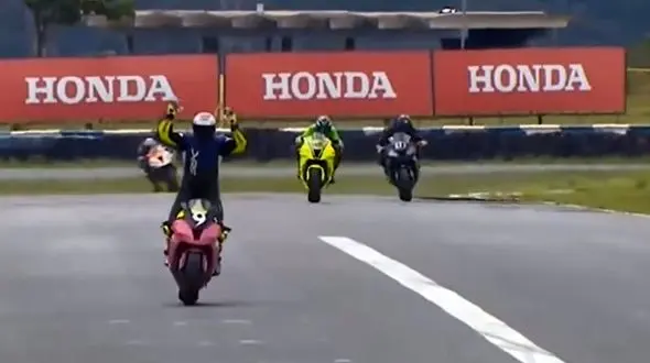 شادی زودهنگام، کار دست موتورسوار داد!