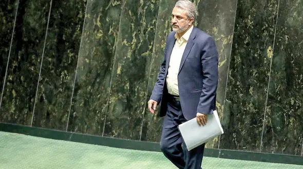 فاطمی امین: خودروهای وارداتی هفته آینده در گمرک است/ نماینده مجلس : وزیر صمت به وعده‌ کاهش قیمت خودرو عمل نکرد