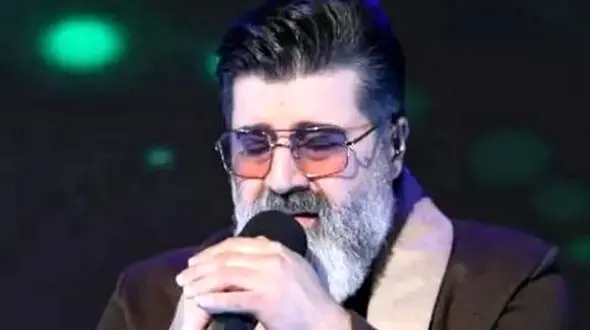  آواز عاشقانه مهدی یغمایی با گریه در کنسرت بهنام بانی ! + فیلم خودش مثل ابر بهاری اشک میریزه !