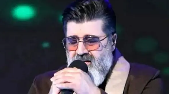  آواز عاشقانه مهدی یغمایی با گریه در کنسرت بهنام بانی ! + فیلم خودش مثل ابر بهاری اشک میریزه !