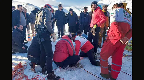 سقوط هولناک زن و مرد جوان به عمق چاه 42 متری در کرمانشاه + عکس