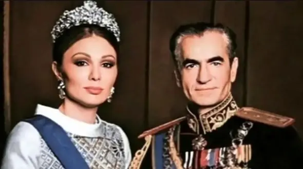 سفر در زمان/ عکس زیرخاکی و رنگی دیده نشده از محمدرضا شاه پهلوی و فرح دیبا بر سر گهواره مجلل دخترشون!