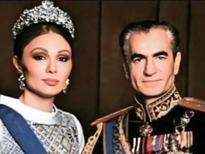 سفر در زمان/ عکس زیرخاکی و رنگی دیده نشده از محمدرضا شاه پهلوی و فرح دیبا بر سر گهواره مجلل دخترشون!