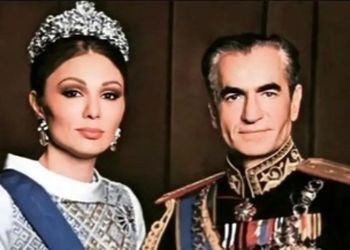 سفر در زمان/ عکس زیرخاکی و رنگی دیده نشده از محمدرضا شاه پهلوی و فرح دیبا بر سر گهواره مجلل دخترشون!