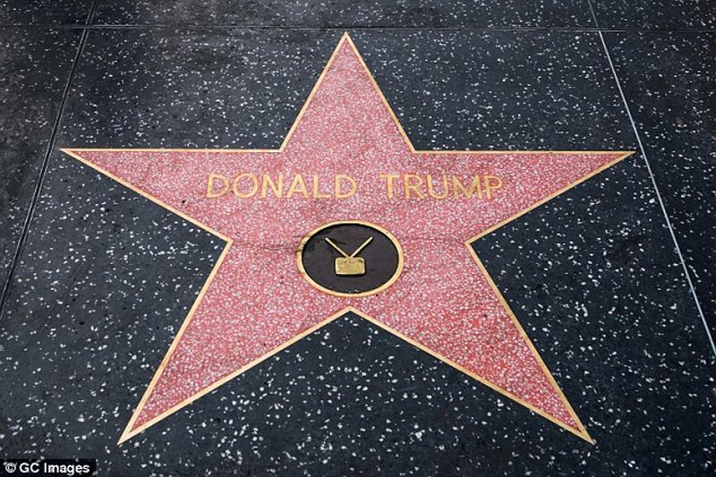 4E8EF87F00000578-5991401-Donald_Trump_s_star_on_the_Walk_of_Fame_is_shown_here_without_va-a-4_1532538908288