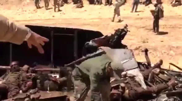 انهدام شدید خودروی زرهی داعشی‌ها  + فیلم