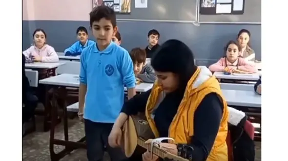 فیلم لورفته از خانم معلم دیگری که در کلاس ساز می زد / ببینید!