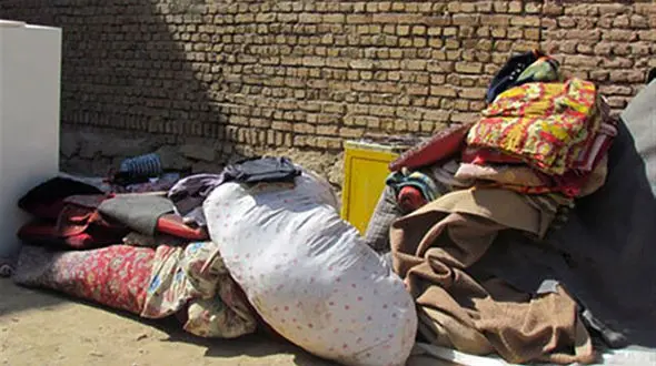 ماجرای فیلم تخلیه یک منزل و انتقال اثاثیه به داخل کوچه در بردسیر کرمان چی بود؟
