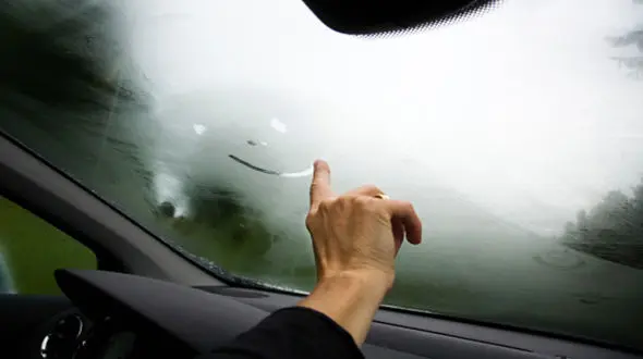 یک ترفند عالی برای رفع بخار شیشه ماشین + فیلم