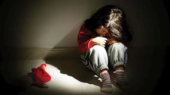 آزار شیطانی دختر 8 ساله به بهانه شکلات !